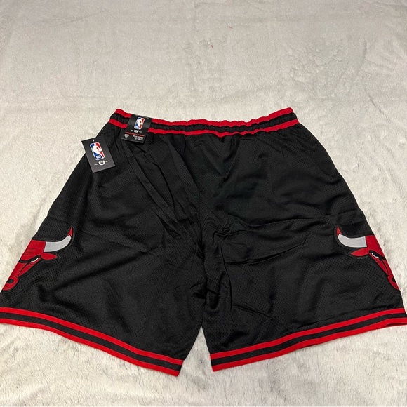Men's Ultra Game NBA Chicago Bulls Shorts Black Red Size Medium, Large, and XL - Picture 3 of 7